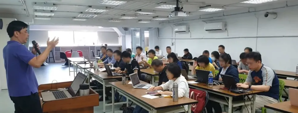 Abel 老師在教室對學員授課
